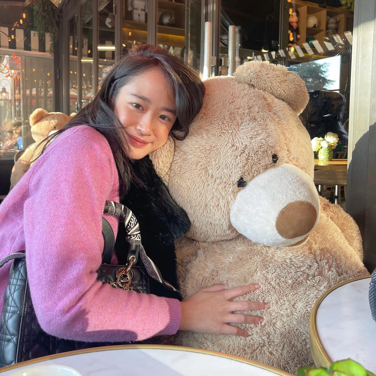 Nàng thơ Pháp được cho là bị "dìm" nhan sắc với kiểu tóc cột cao không phù hợp với gương mặt của cô.