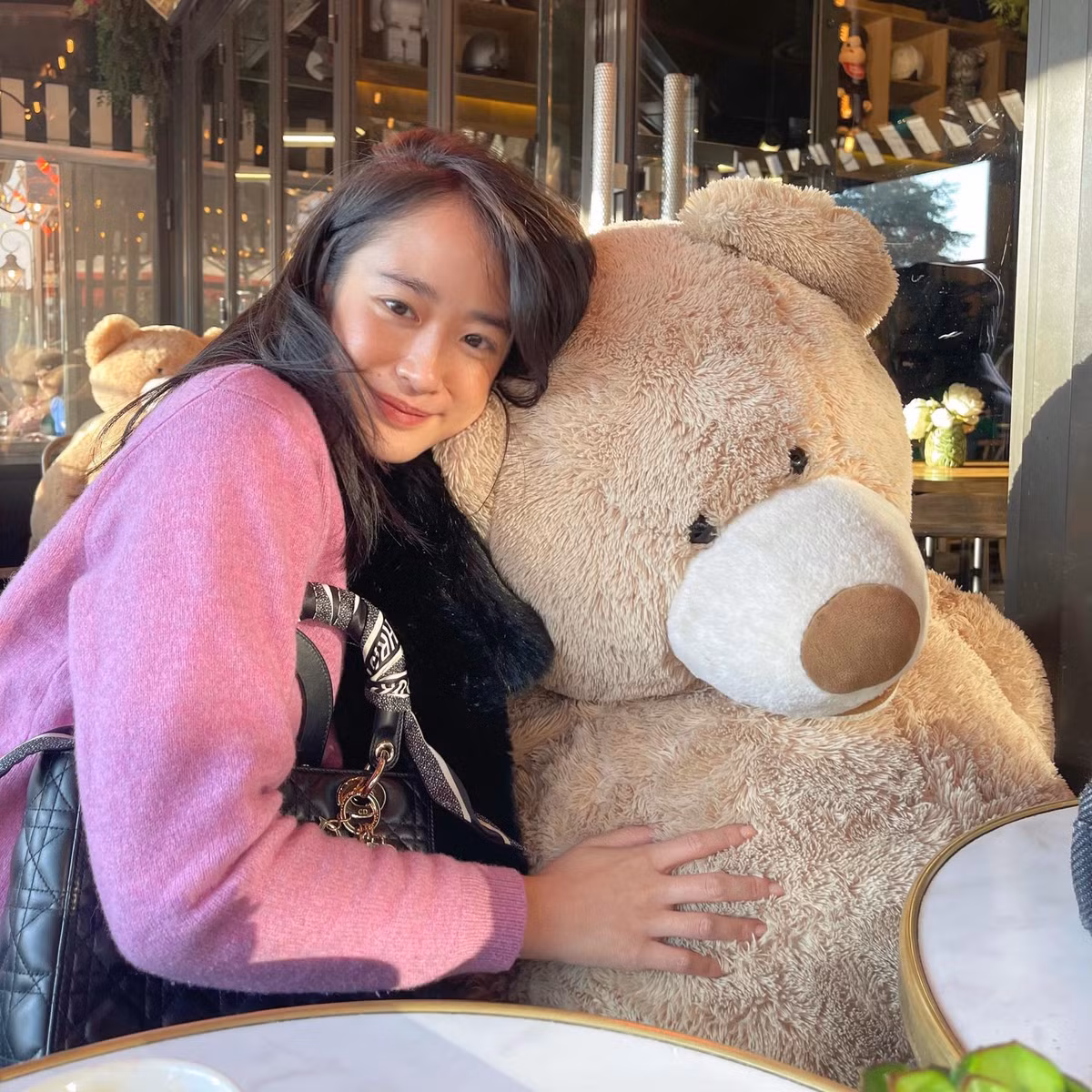 Nàng thơ Pháp được cho là bị "dìm" nhan sắc với kiểu tóc cột cao không phù hợp với gương mặt của cô.