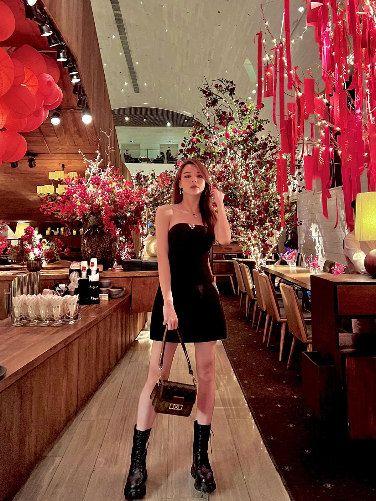 Chẳng những xinh đẹp, cô nàng còn gây ấn tượng bởi hình thể mảnh mai, cân đối.