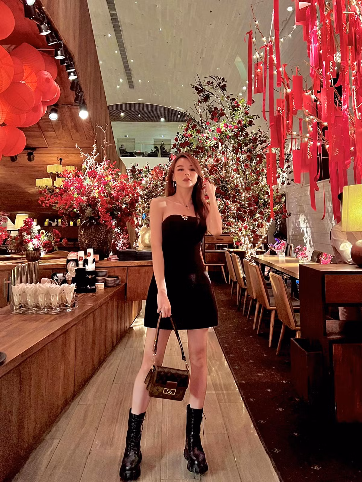 Chẳng những xinh đẹp, cô nàng còn gây ấn tượng bởi hình thể mảnh mai, cân đối.