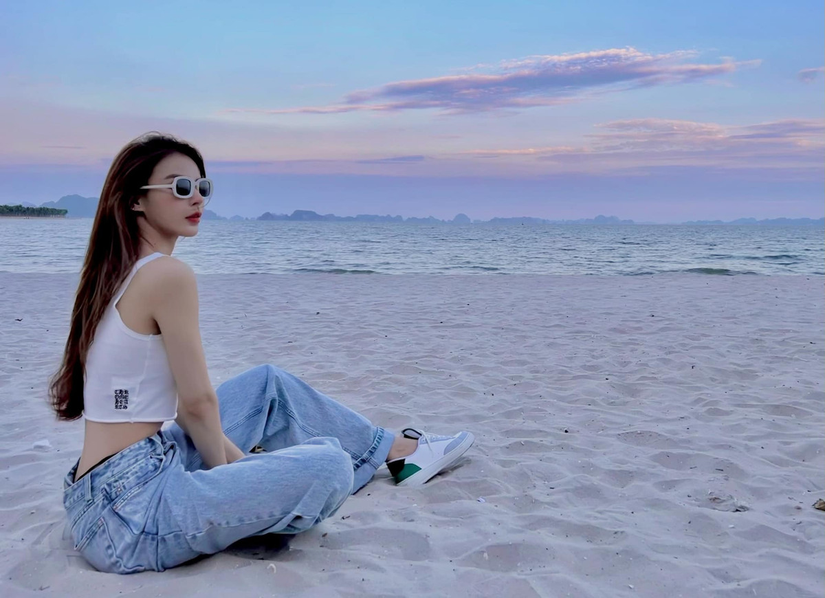 Cô chuộng diện những thiết kế ôm sát cơ thể, khoe khéo "điểm vàng" hấp dẫn.