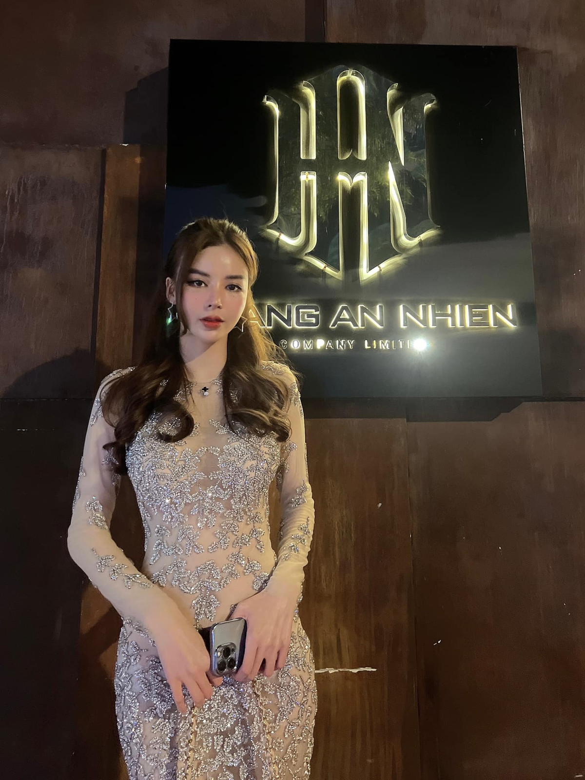 Tập boxing nhiều năm nhưng Minh Phương vẫn sở hữu đường cong nữ tính, vòng nào ra vòng nấy.