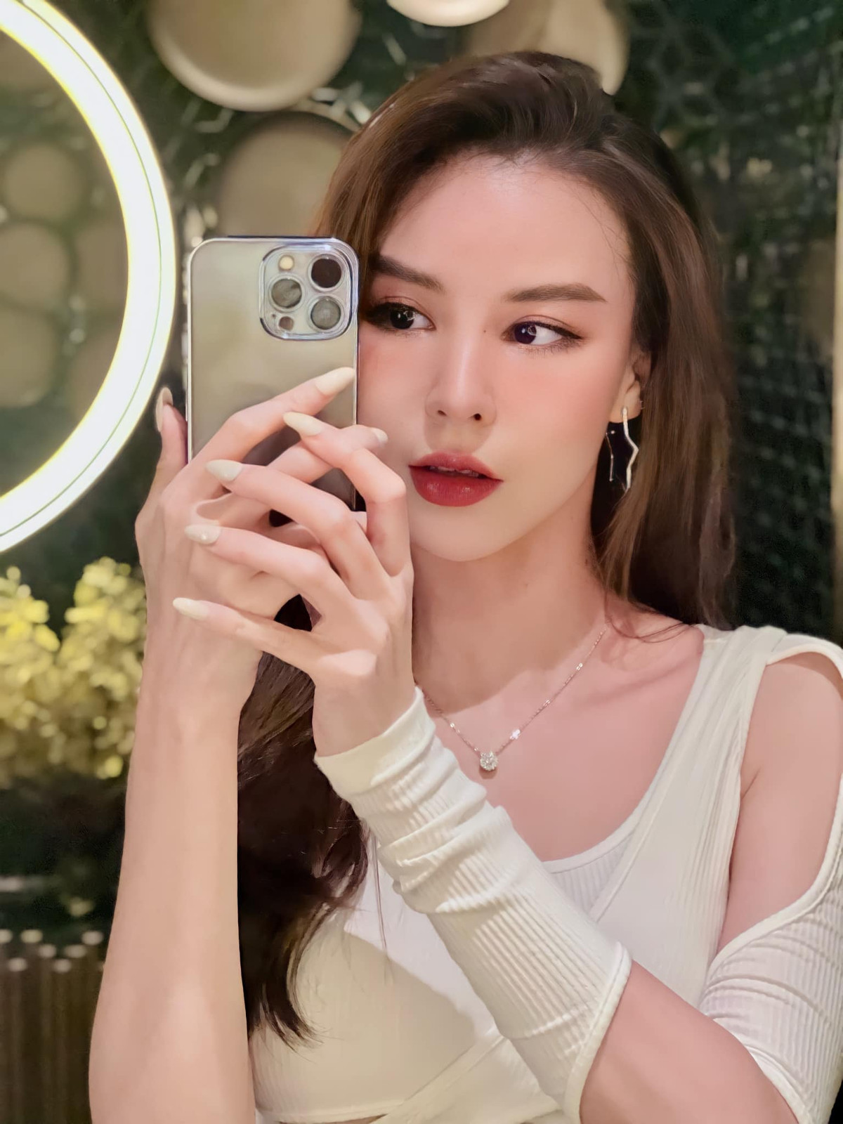 Người đẹp hàng không được nhiều người biết đến trên mạng xã hội nhờ nhan sắc xinh đẹp cùng vóc dáng chuẩn mực.