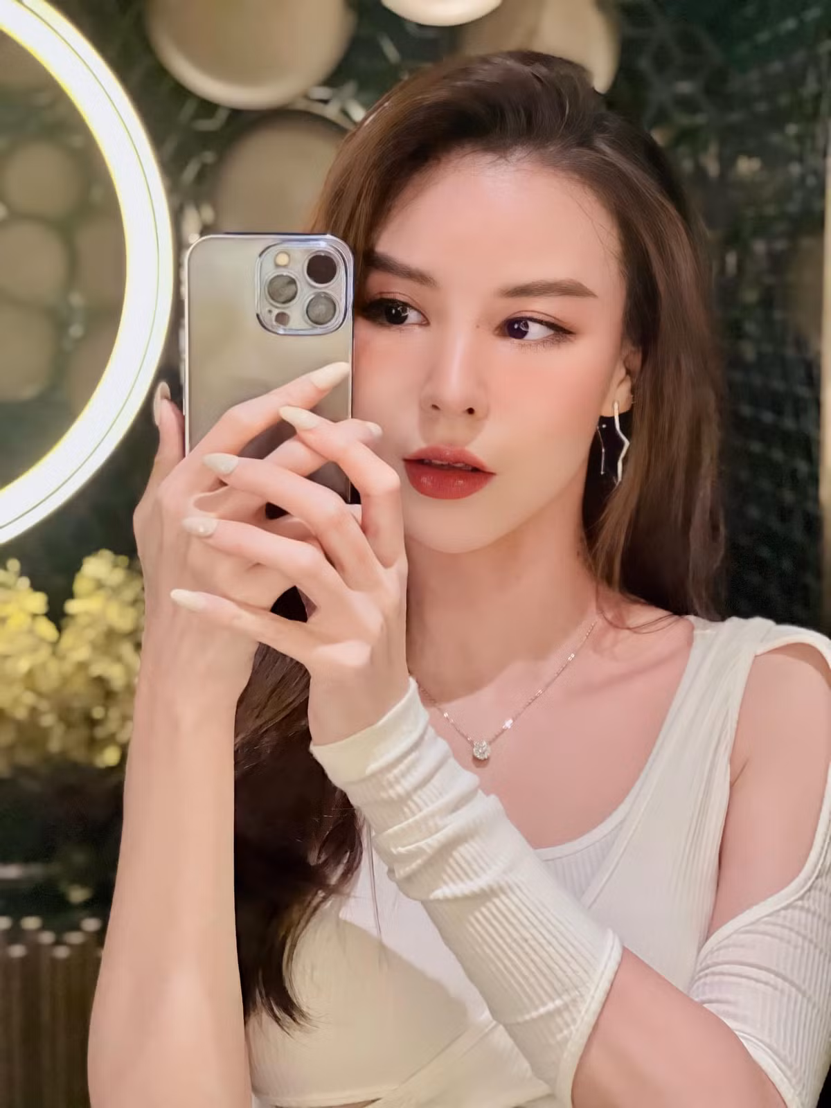 Người đẹp hàng không được nhiều người biết đến trên mạng xã hội nhờ nhan sắc xinh đẹp cùng vóc dáng chuẩn mực.