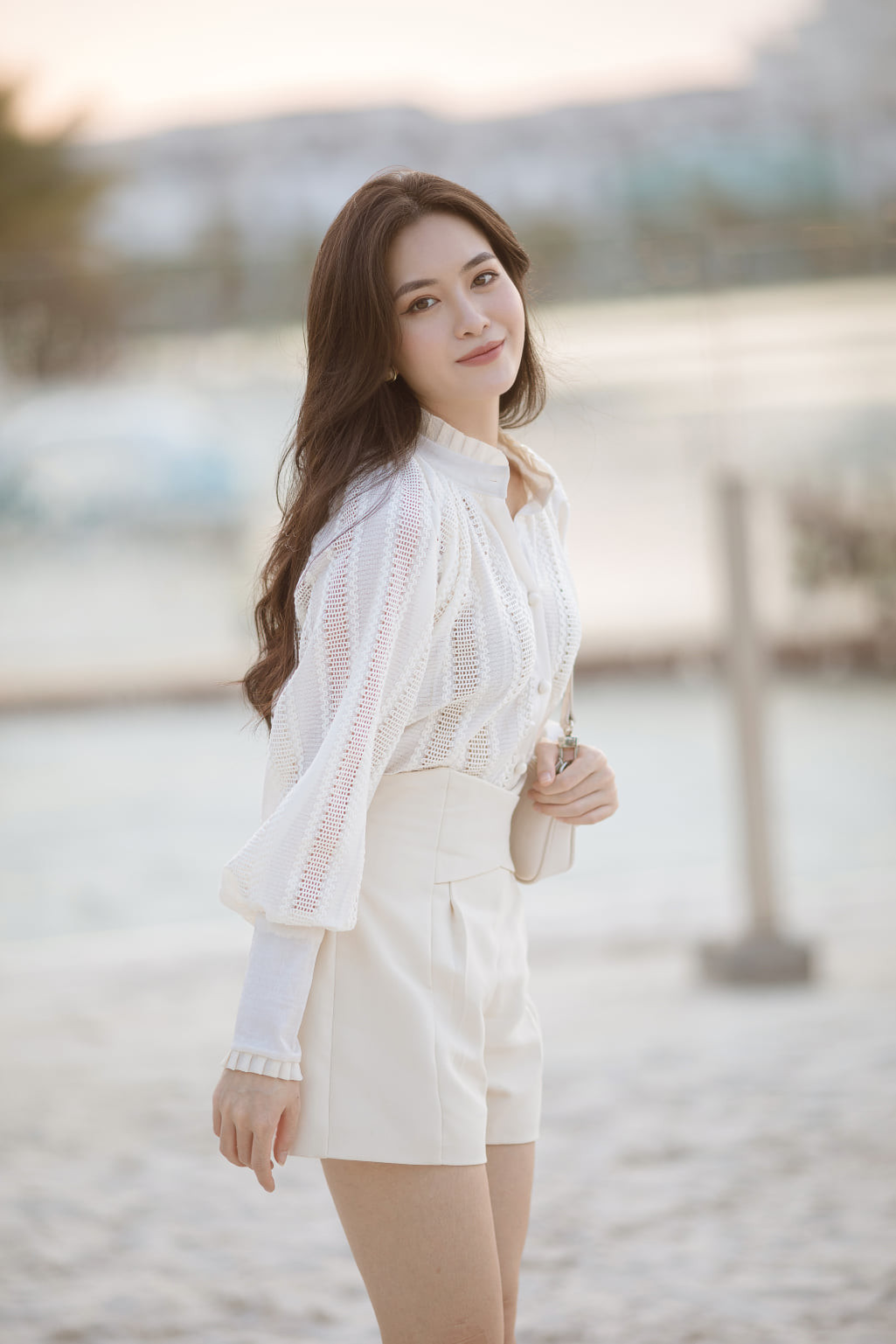 Sau hành trình dài khám phá và trải nghiệm, Hồng Anh lựa chọn theo đuổi hoạt động nghệ thuật chuyên nghiệp.