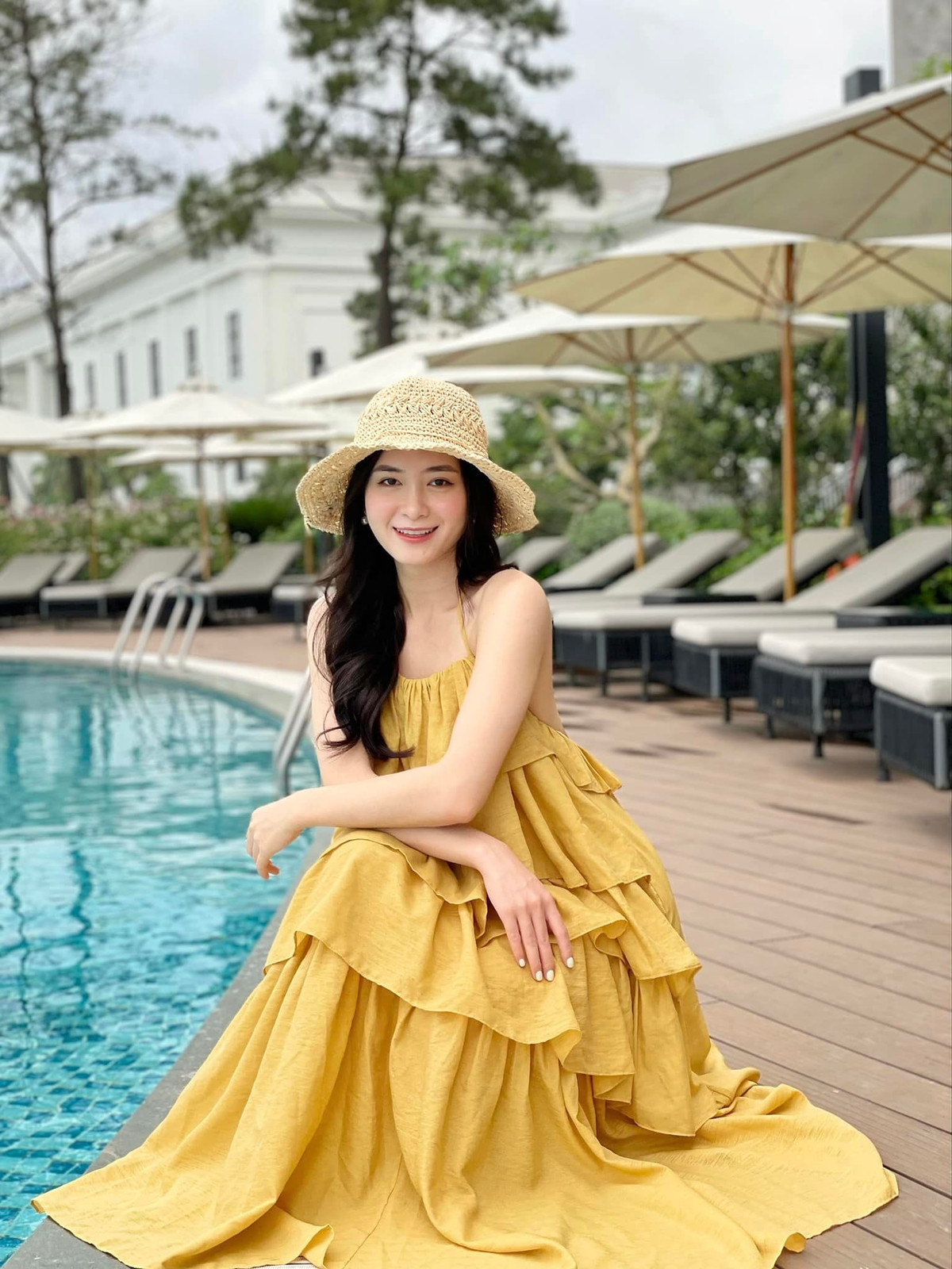 Thân hình quyến rũ chuẩn đồng hồ cát của Cấn Hồng Anh nhận được nhiều khen ngợi.