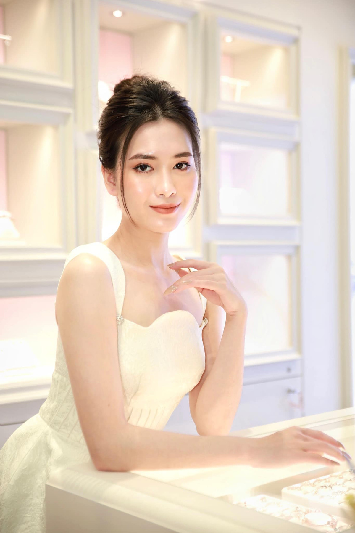 Từ nhỏ, Cấn Hồng Anh bộc lộ năng khiếu và đam mê ca hát, diễn xuất. Năm 2014, Hồng Anh góp mặt trong một số dự án phim lớn như phim hài Tết Đại gia chân đất; Một trăm nhịp yêu;...