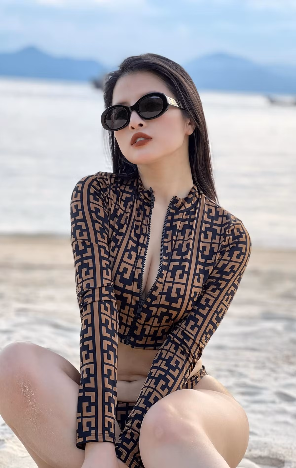 Sau khi đăng tải, hình ảnh mới của Hải Vân nhận về hàng loạt lời khen ngợi từ bạn bè và người hâm mộ cho dung mạo xinh đẹp và vóc dáng chuẩn mẫu của mình.