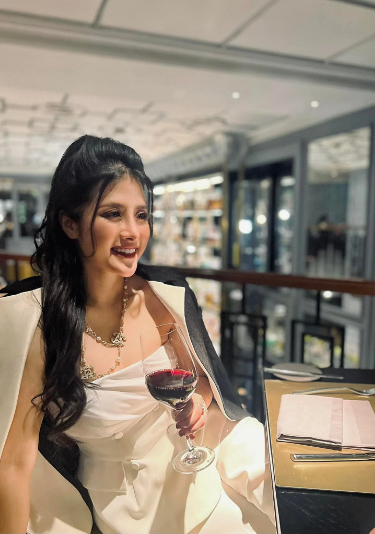 Có thể thấy, cô nàng thường yêu thích những thiết kế nhẹ nhàng, bay bổng và tôn vóc dáng.