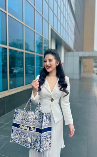 Sở hữu chiều cao 1,60m, nặng 48 kg và số đo 87-64-93 (cm) nên Hải Vân dễ dàng chinh phục mọi phong cách từ dịu dàng đến cá tính, gợi cảm đến thanh lịch.