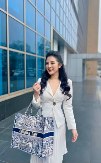 Sở hữu chiều cao 1,60m, nặng 48 kg và số đo 87-64-93 (cm) nên Hải Vân dễ dàng chinh phục mọi phong cách từ dịu dàng đến cá tính, gợi cảm đến thanh lịch.