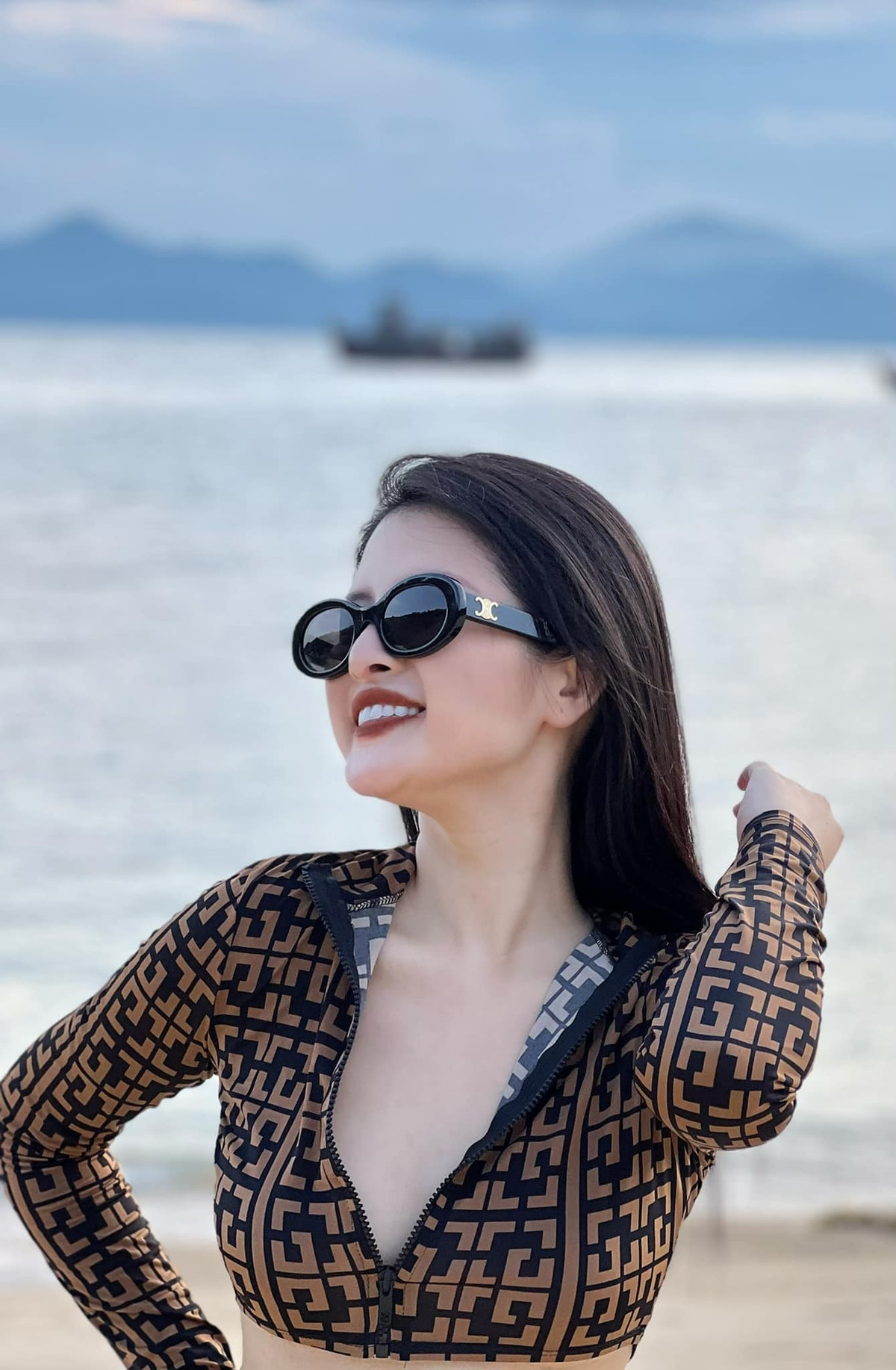 Vốn đã quá quen với phong cách thời trang “kín cổng cao tường” lúc dẫn sóng nên sự gợi cảm bất ngờ của nữ BTV xinh đẹp khiến nhiều người ngạc nhiên.