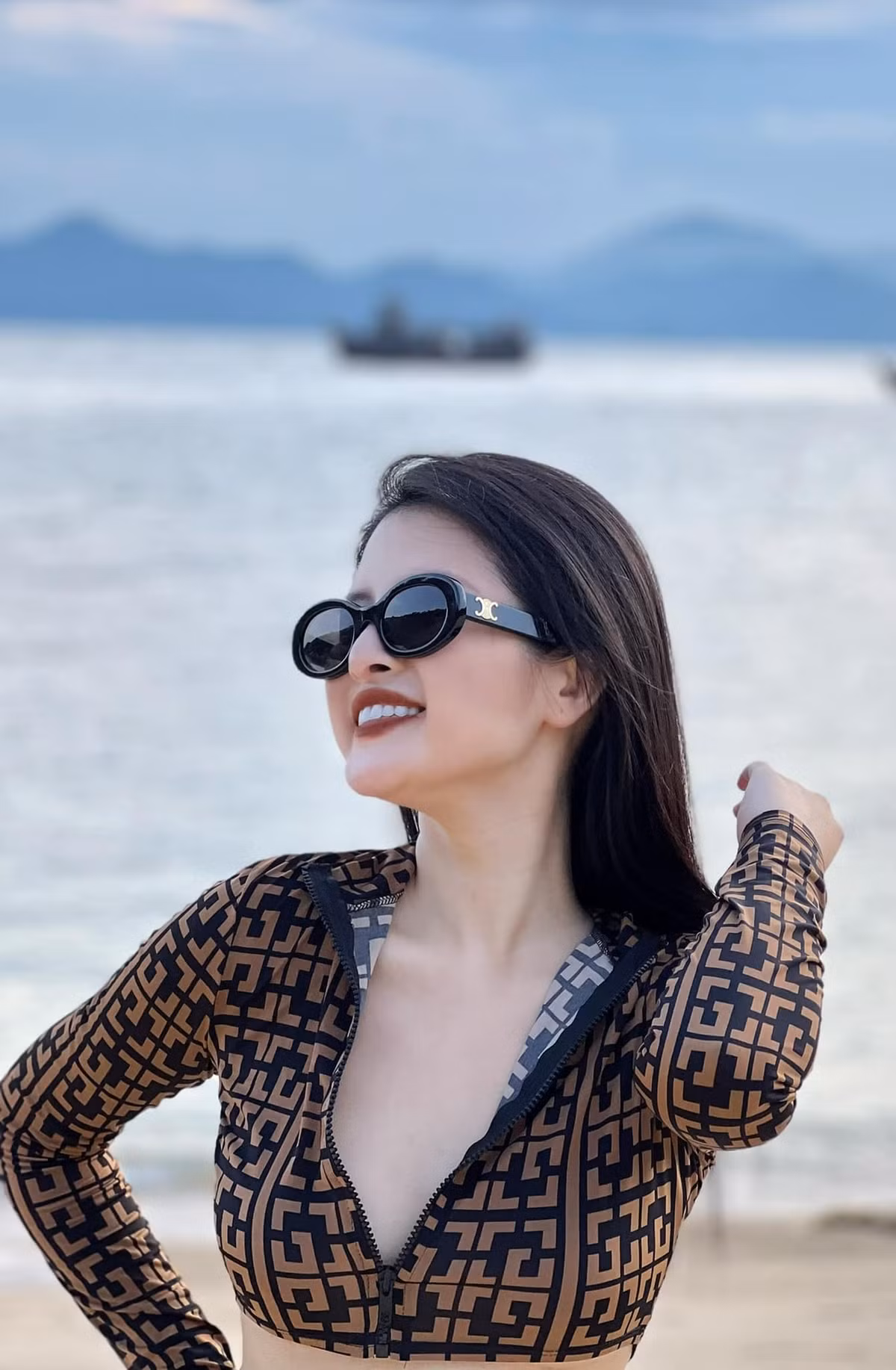 Vốn đã quá quen với phong cách thời trang “kín cổng cao tường” lúc dẫn sóng nên sự gợi cảm bất ngờ của nữ BTV xinh đẹp khiến nhiều người ngạc nhiên.