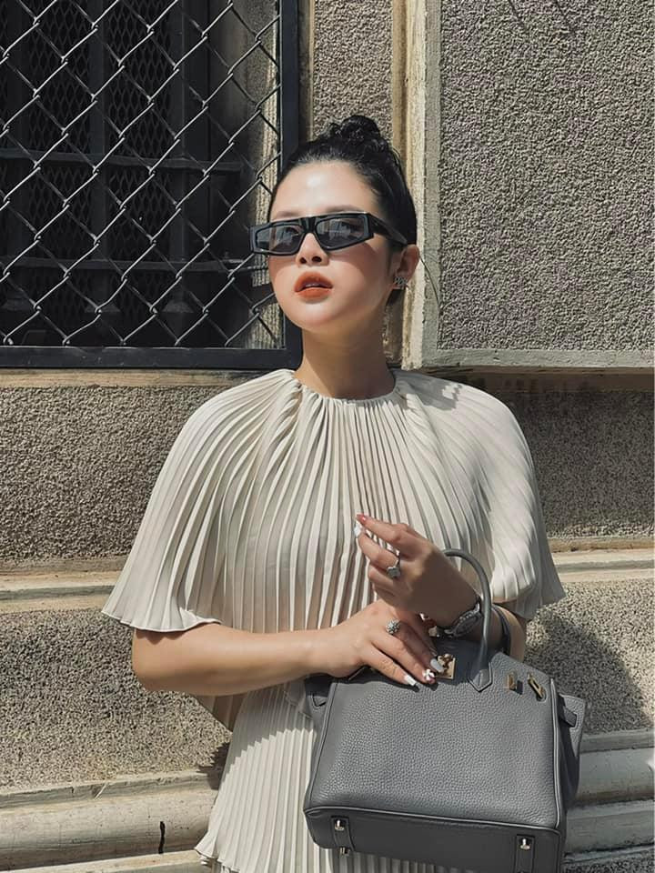 Ở tuổi 28, Hải Vân đã sở hữu khối tài sản giá trị khiến bao người mơ ước gồm 2 căn hộ chung cư cao cấp ở Hà Nội, xế hộp riêng, hàng loạt đồ hiệu đắt đỏ.