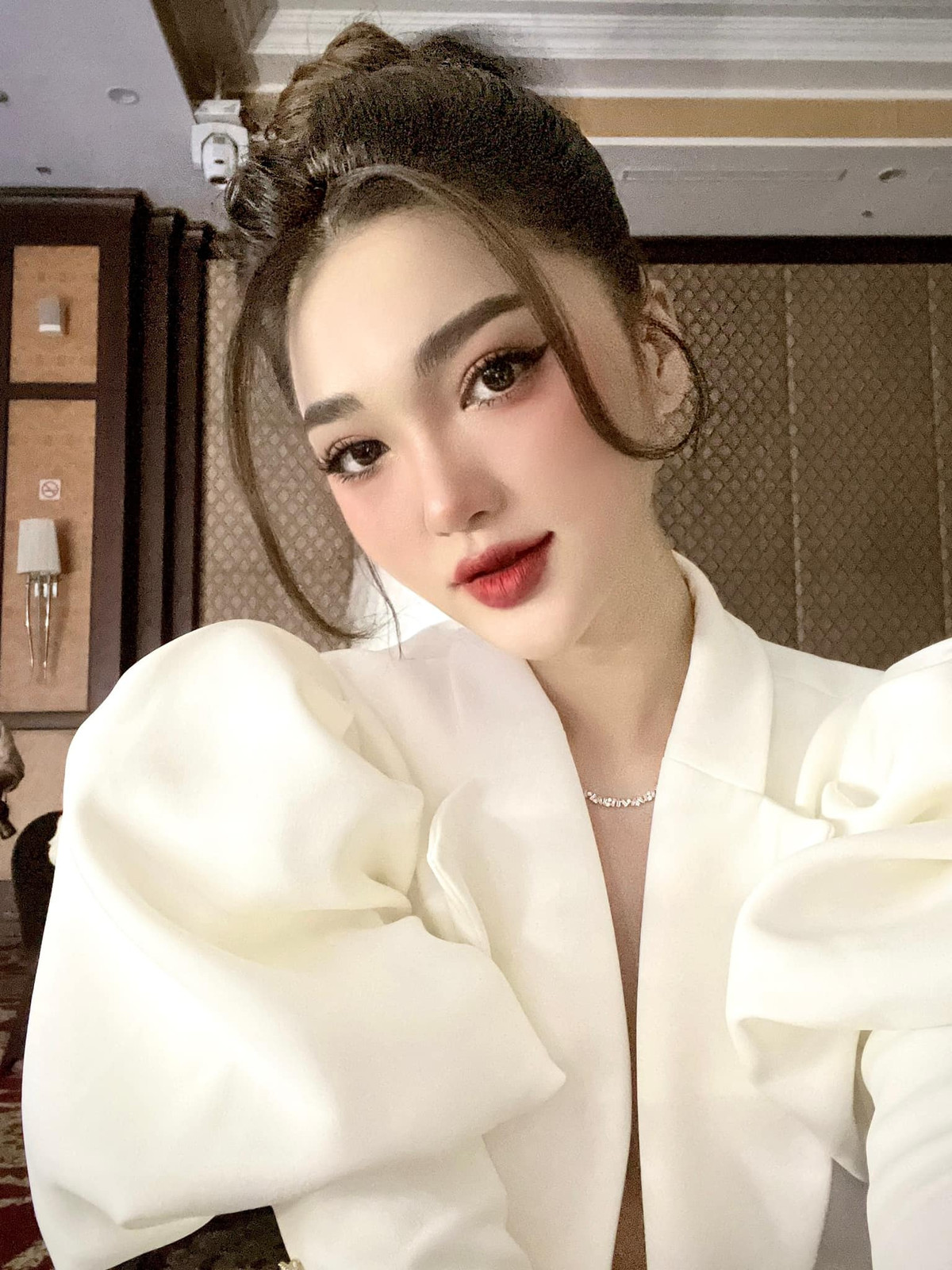 Người đẹp được biết đến khi tham gia Hoa hậu Hoàn vũ Việt Nam 2017 và lọt top 10.