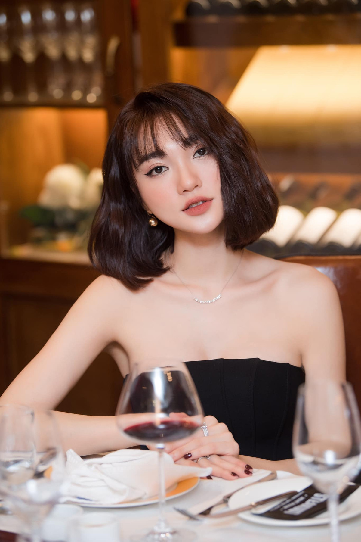 Mới đây, trang Sharefie của Trung Quốc có đăng tải loạt ảnh của người đẹp Ngọc Nữ với lời khen ngợi ngoại hình, làn da trắng phát sáng.