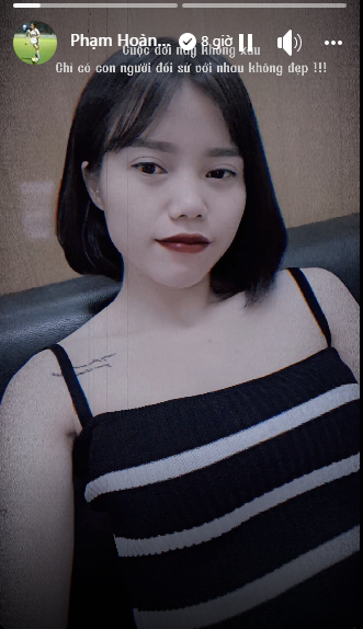 Cụ thể, tiền vệ của đội tuyển bóng đá nữ đã chia sẻ hai khoảnh khắc lên story với nội dung: "Cuộc đời này không xấu, chỉ có con người đối xử với nhau không đẹp", "Thanh xuân như một tách trà, đậm nhạt cũng được miễn là có con".