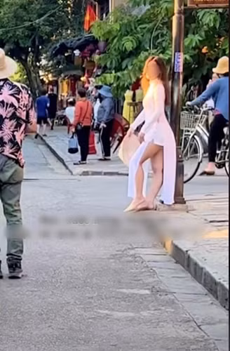 Qua hình ảnh được "team qua đường" ghi lại, hai nữ du khách mặc thiết kế áo dài dáng truyền thống nhưng thay vì quần lụa, họ lại chọn chiếc quần short ngắn bên trong.