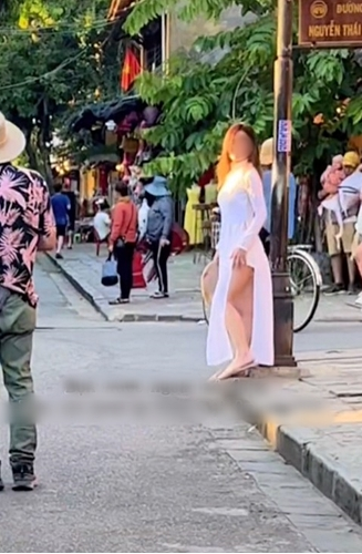Mới đây, trên nền tảng mạng xã hội TikTok xuất hiện đoạn video về hai vị khách du lịch mặc áo dài phản cảm tại Hội An, Quảng Nam. Theo như nhiều người chia sẻ, hai vị khách này là người nước ngoài.