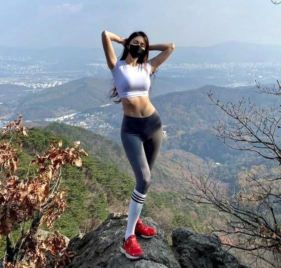 Là một người "nghiện" tập thể thao nên hot girl Lee Bora thường xuyên chia sẻ nhiều tips tập luyện trên trang cá nhân.