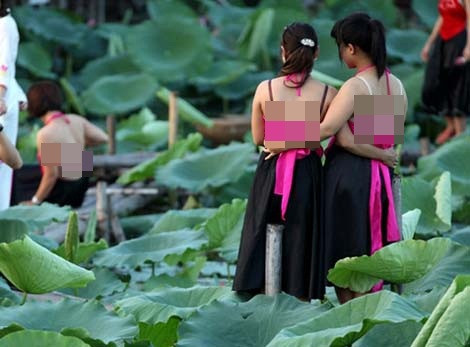 Rất nhiều bộ ảnh khiến cộng đồng mạng phẫn nộ về việc nhận thức kém của các thiếu nữ làm cho nét đẹp trang phục truyền thống của dân tộc bị vùi dập. Ảnh: Tổng hợp