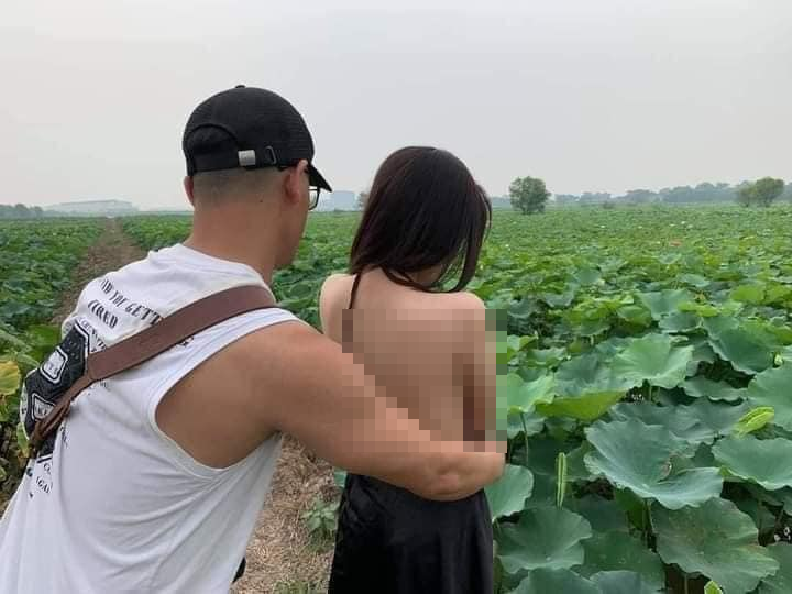 Tuy vậy trong nhiều năm trở lại đây, không ít thiếu nữ đã biến tướng trang phục để chụp sen như việc quấn vải mỏng chụp hình hoặc mang bikini đến hồ sen, thậm chí có cô gái còn "thả rông" và tạo dáng bên hồ sen.