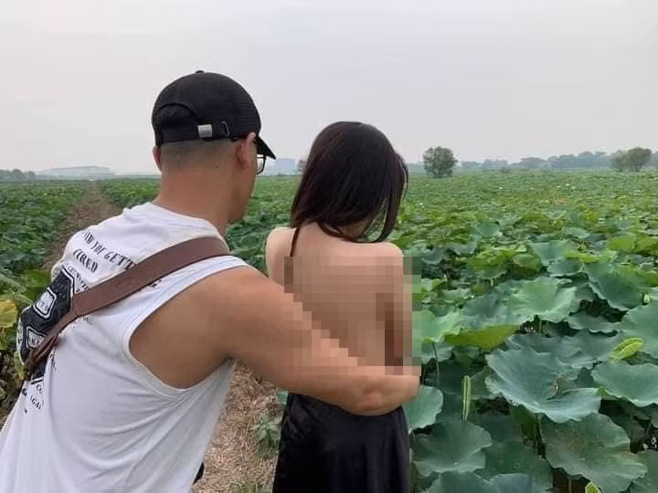 Tuy vậy trong nhiều năm trở lại đây, không ít thiếu nữ đã biến tướng trang phục để chụp sen như việc quấn vải mỏng chụp hình hoặc mang bikini đến hồ sen, thậm chí có cô gái còn "thả rông" và tạo dáng bên hồ sen.