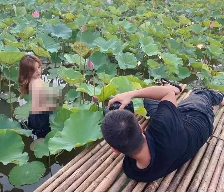 “Thả rông ngực” hay tạo dáng phản cảm cùng áo yếm và sen là chuyện không còn quá xa lạ. Cứ mỗi mùa sen đến, trên MXH xuất hiện không ít hình ảnh tương tự từ các cô gái.