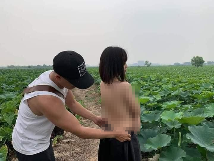 Sau khi những hình ảnh ăn mặc phản cảm chụp cùng hoa sen của các cô gái được chia sẻ lên MXH, cư dân mạng đồng loạt phản đối vì điều này làm ảnh hưởng đến mỹ quan công cộng.