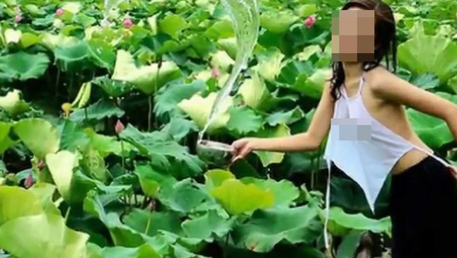 Chụp ảnh sen chuộng “thả rông”, nhiều cô gái làm người nhìn “đỏ mặt“ Chup anh sen chuong “tha rong”, nhieu co gai lam nguoi nhin “do mat“