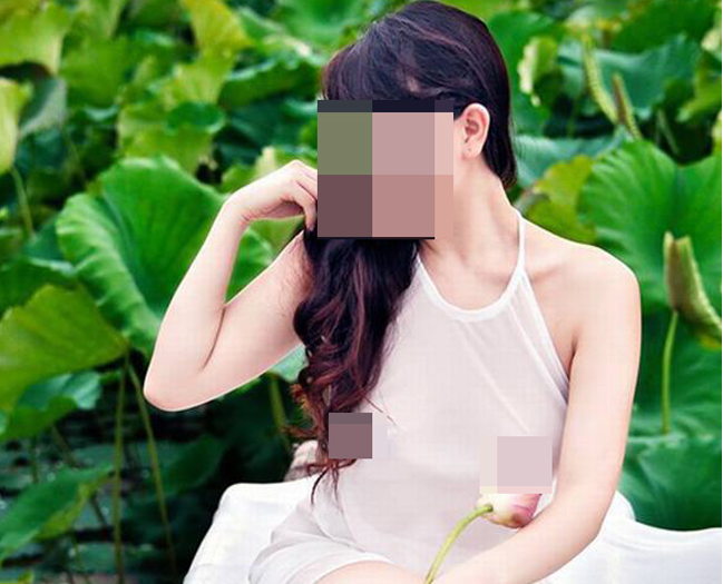 Vì sen là loài hoa mang nhiều yếu tố truyền thống gắn liền với văn hóa bởi vậy khi chụp ảnh hoa sen nhiều người thường chọn diện áo yếm, váy đụp hoặc áo dài.