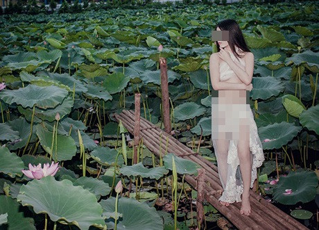Khi thì mặc yếm ”thả rông”, khi thì giả gái, cá biệt nhất là từng có trường hợp khoả thân hoàn toàn giữa hồ sen, khiến ai nấy trông thấy đều phải ngao ngán.
