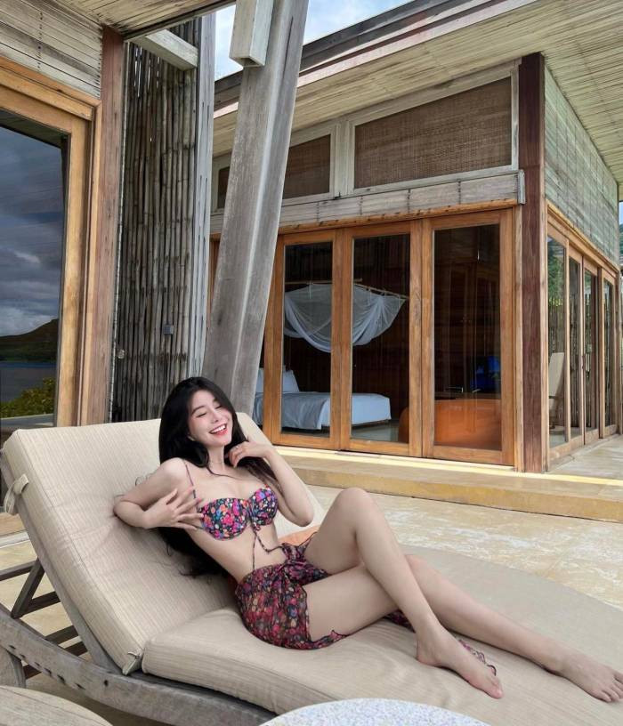 Mới đây Võ Ngọc Trân lại khiến netizen "nóng mắt" khi đăng ảnh diện bikini nhỏ xíu.