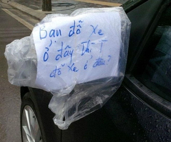 Người này còn cẩn trọng bọc nilon lại cho đỡ bị mưa ướt, bay mất thông điệp.