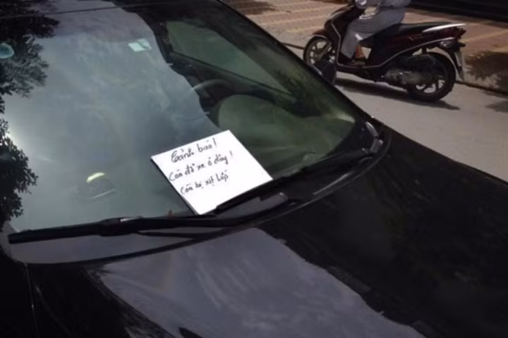 Nhiều chủ nhà bị xe đỗ chắn cửa cũng rất lịch sự không hề quát mắng, mà để lại dòng nhắn cũng khá dễ thương khiến chủ xế phải ngậm ngùi, ý thức được việc làm sai trái.