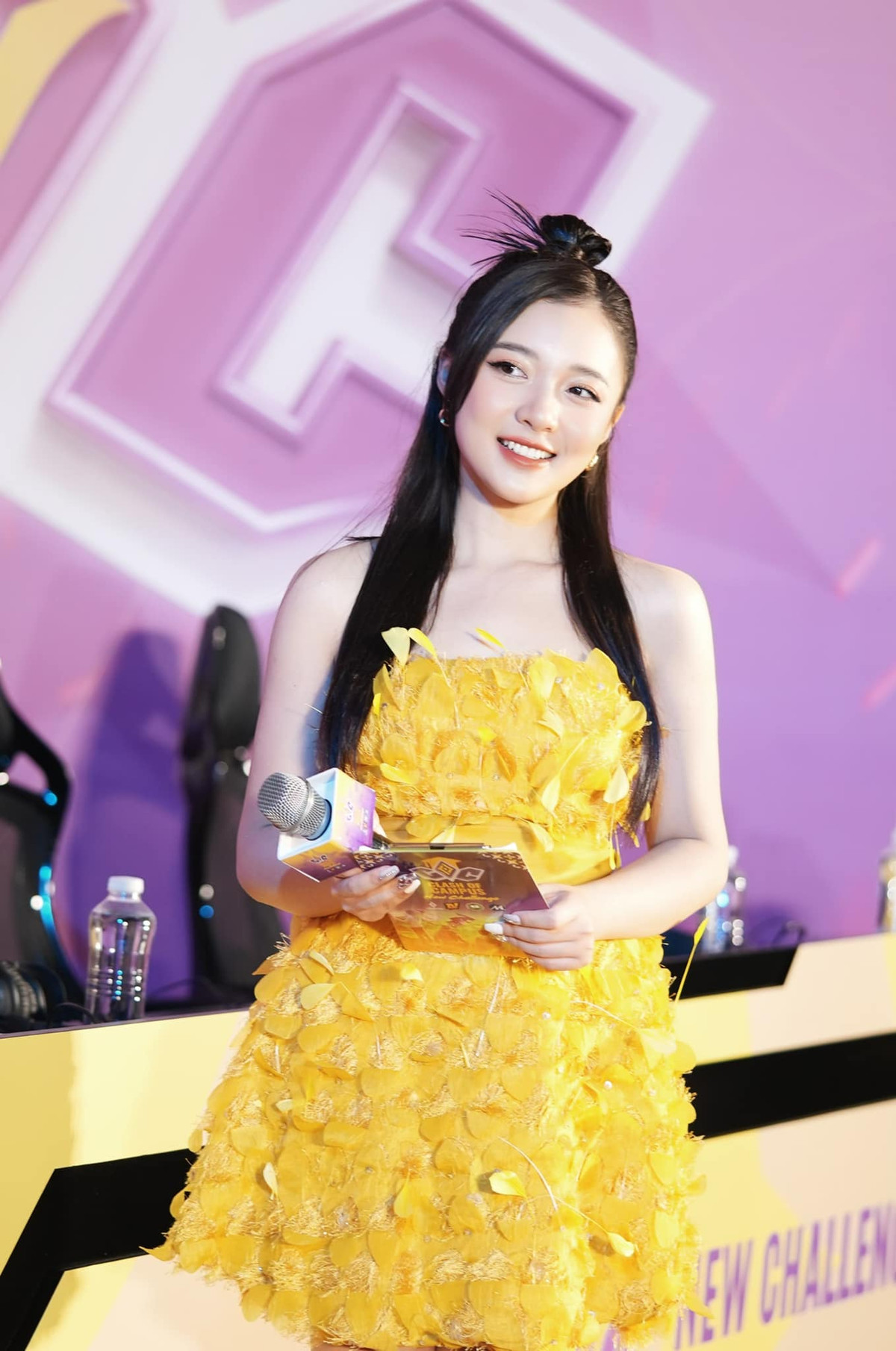 So với nhiều nữ MC nổi tiếng khác của Đài truyền hình Việt Nam, Phương Thảo thuộc thế hệ trẻ nhất.