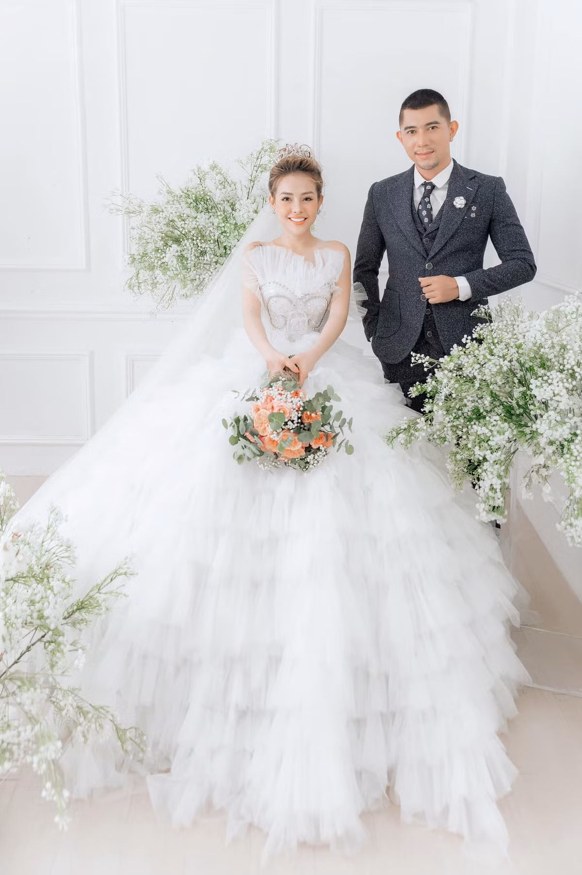 Theo đó Ngân 98 diện váy cưới trắng tinh khôi còn Lương Bằng Quang diện vest trông vô cùng bảnh bao.