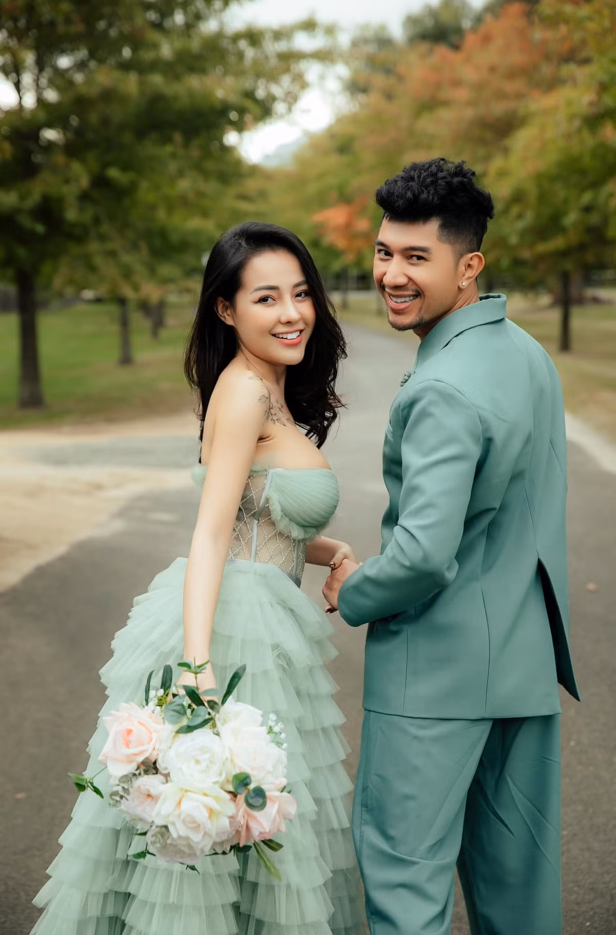 Giờ đây, cặp đôi ồn ào này thích khoe với khán giả cuộc sống giàu sang và chuyện tình cởi mở, hạnh phúc để thu hút sự quan tâm. Ảnh: FBNV