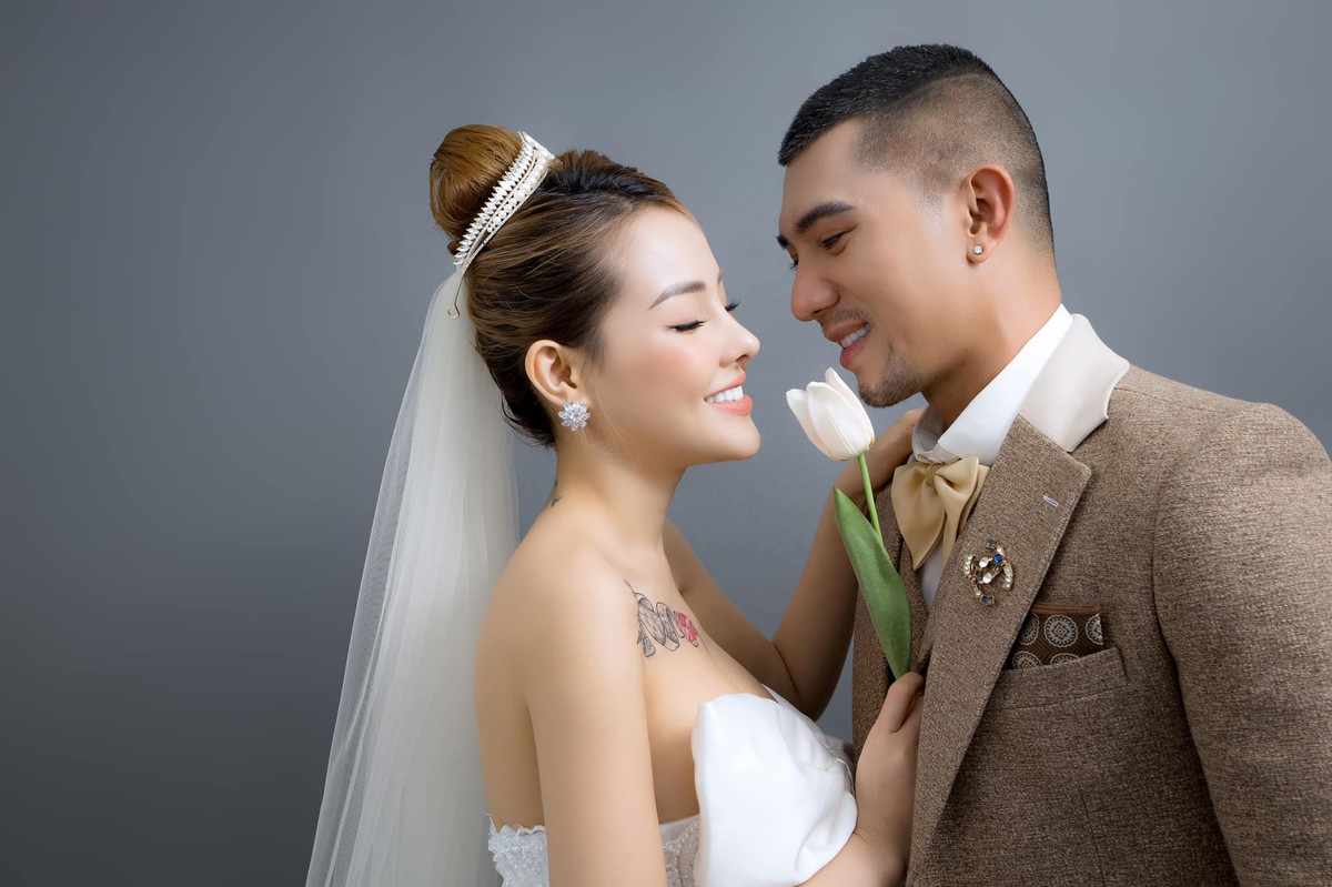 Bên cạnh đó, cả hai cũng trao cho nhau những cử chỉ đầy yêu thương, vô cùng hành phục khi chụp ảnh cưới.