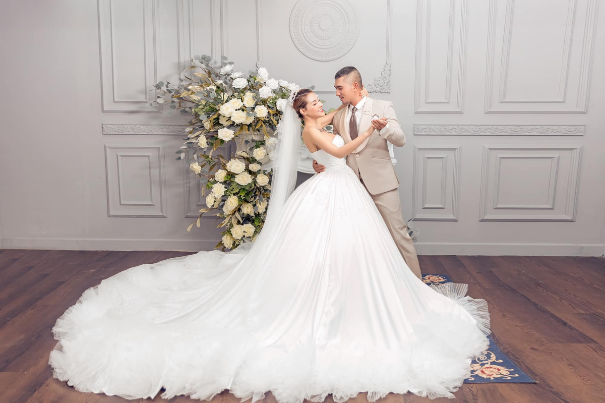 Về chuyện thực hiện những bộ ảnh cưới liên tục, Lương Bằng Quang từng cho biết anh và Ngân 98 sẽ chụp hàng trăm bộ bởi nam nhạc sĩ thích được bạn bè chúc online.