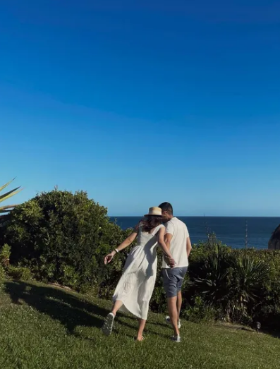 Mới đây trên trang cá nhân, Phanh Lee đã chia sẻ dòng trạng thái kỷ niệm đầy ngọt ngào. Cô nàng còn không quên nịnh khéo chồng nhân dịp kỉ niệm 2 năm ngày cưới.