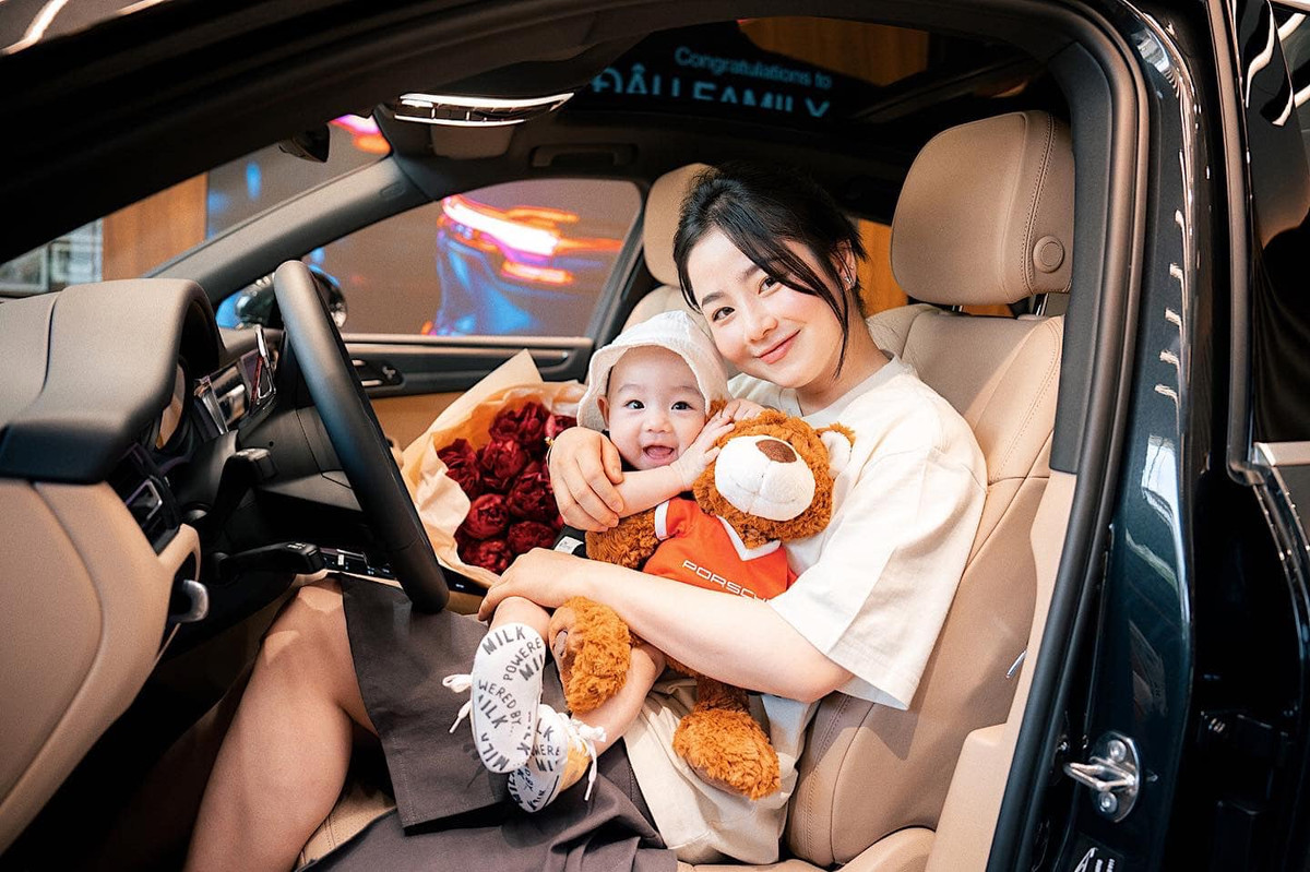 Đây là chiếc xe mà chồng hot boy Ba Duy tặng cho cô vợ Nam Thương nhân dịp sinh nhật. Theo tìm hiểu, "em xế" này là Porsche Cayenne, có giá trên thị trường Việt Nam khoảng 5 tỷ đồng.
