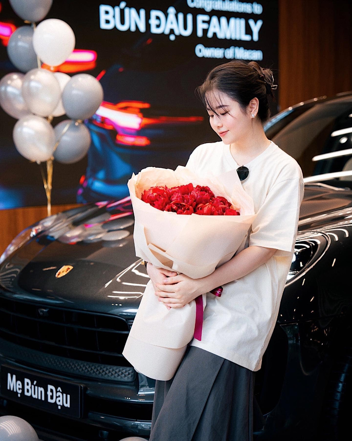 Đính kèm hình ảnh, chồng nàng hot girl Hà thành đình đám một thời chia sẻ: "Chúc mừng sinh nhật tuổi 27 của mẹ Mắm. Gia đình mình luôn yêu thương mẹ".