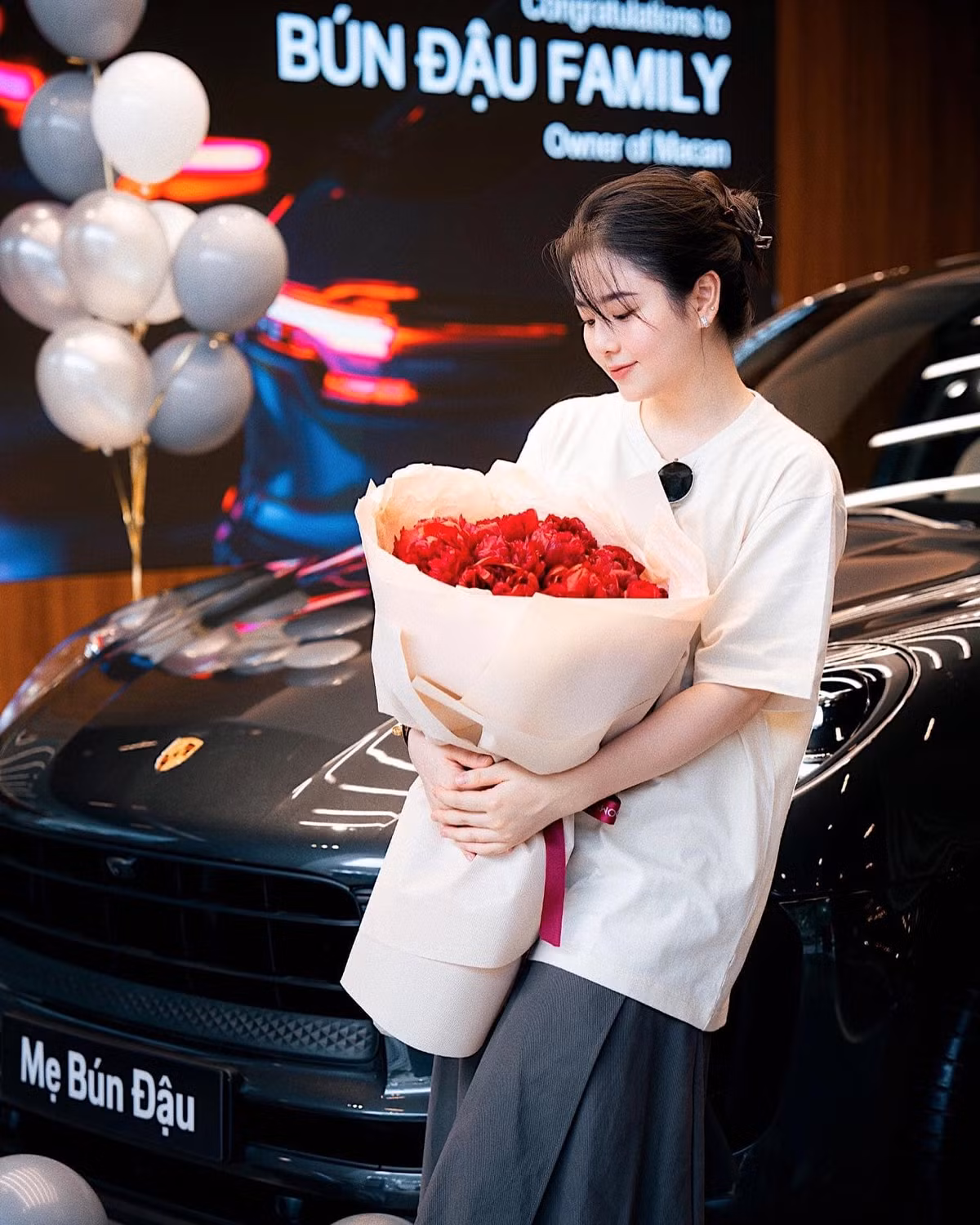 Đính kèm hình ảnh, chồng nàng hot girl Hà thành đình đám một thời chia sẻ: "Chúc mừng sinh nhật tuổi 27 của mẹ Mắm. Gia đình mình luôn yêu thương mẹ".