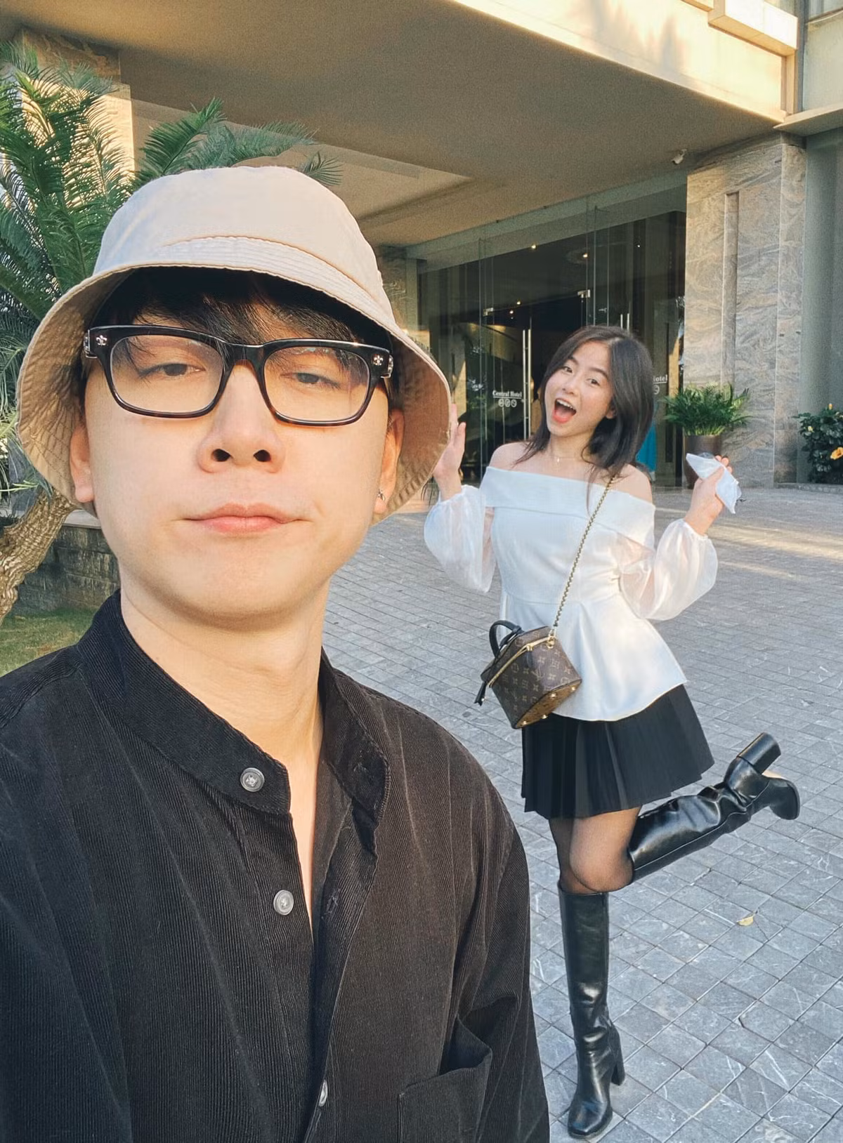 Cặp vợ chồng hot boy - hot girl Ba Duy và Nam Thương cùng hai con Đậu - Bún hiện tại đang là gia đình hot nhất nhì MXH.