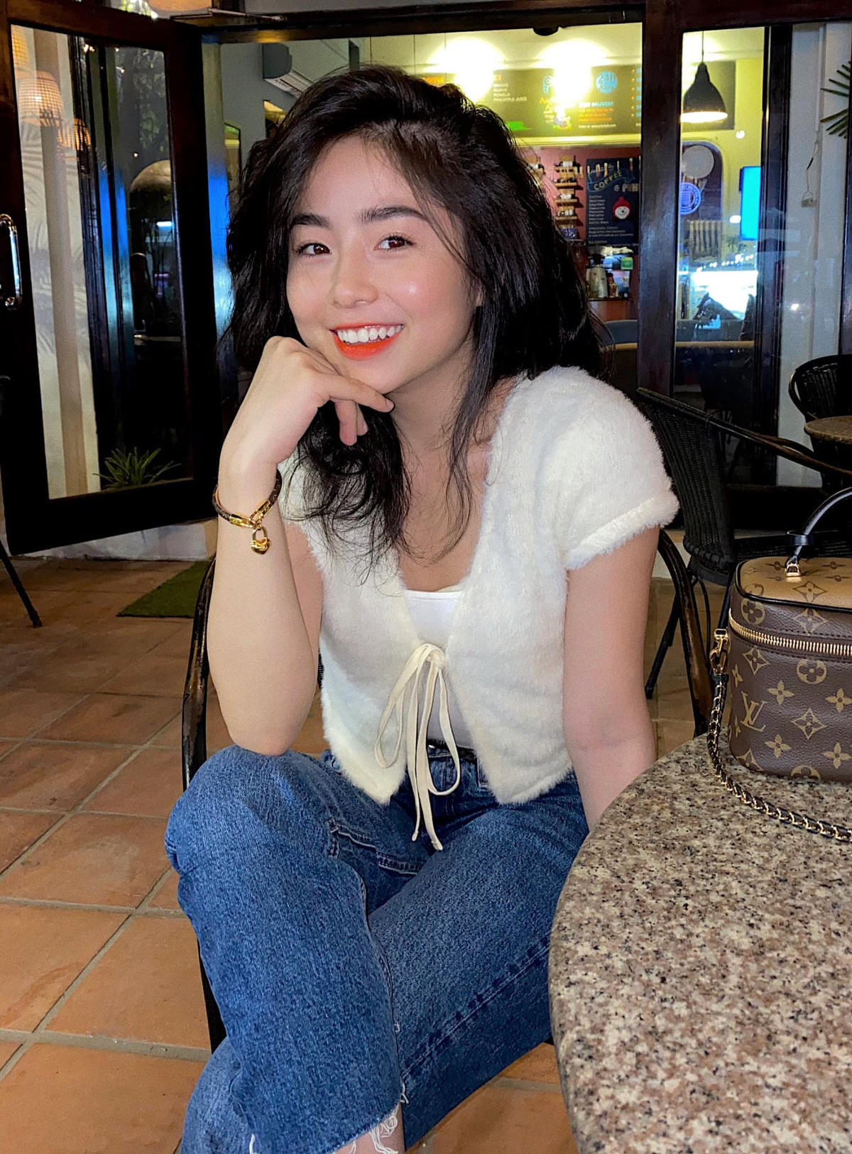 Cô là cựu sinh viên trường Đại học Sân khấu Điện ảnh (Hà Nội), sở hữu gương mặt bầu bĩnh, dễ thương.