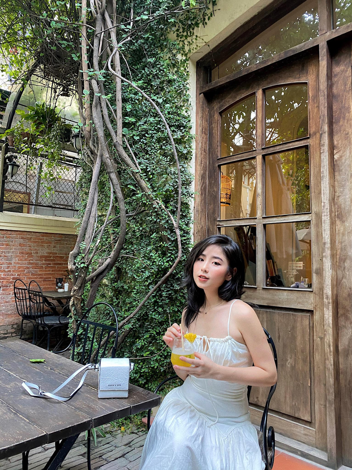 Nam Thương từng được biết đến từ cuộc thi Miss Teen 2011, nổi tiếng bởi vẻ đẹp nữ tính, nhẹ nhàng.