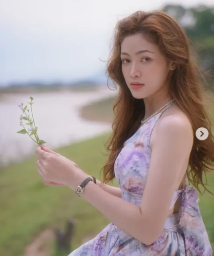 Cô ưa thích kiểu trang điểm nhẹ nhàng, ăn mặc đơn giản nhưng thanh lịch, quyến rũ. Ảnh: IGNV