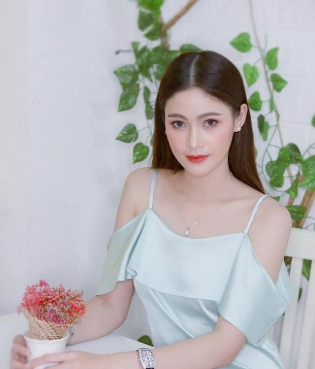 Hiện tại, cô là một doanh nhân trẻ, sinh sống ở thủ đô Viêng Chăn.