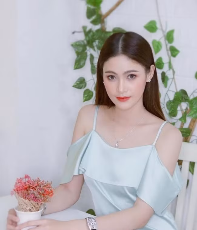 Hiện tại, cô là một doanh nhân trẻ, sinh sống ở thủ đô Viêng Chăn.